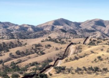 Migrante cruzó la frontera y encontró a un niño asustado vagando solo en el desierto de Arizona