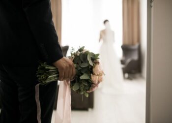“Es una tóxica”: Quería acompañar a su hijo al altar, pero su nuera se lo impidió y arruinó la boda (VIDEO)