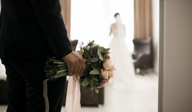 “Es una tóxica”: Quería acompañar a su hijo al altar, pero su nuera se lo impidió y arruinó la boda (VIDEO)
