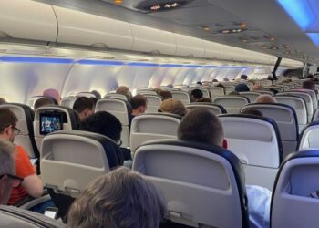 Un experimento científico explicó por qué el envejecimiento es más lento en un avión