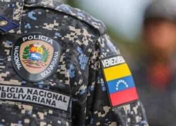 Dos PNB se cansaron de perseguir criminales y ahora van detrás de hombres con zarcillos (VIDEO)