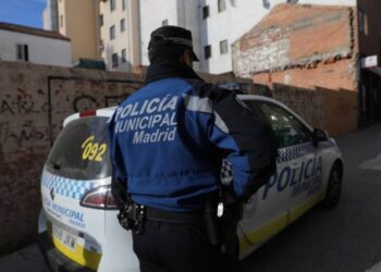 “¡Quiero matar a un policía!”: La cólera de un venezolano al intentar apuñalar a agentes en una comisaría de Madrid