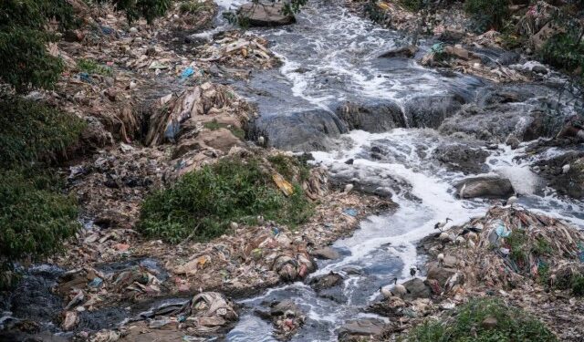 Colocan geolocalizadores en ropa donada para demostrar que la gran mayoría no se reutiliza