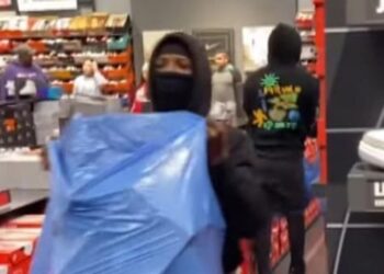 VIDEO: Vándalos robaron velozmente miles de dólares de mercancía de una tienda Nike en Los Ángeles