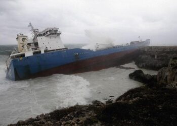 Italia busca desencallar un buque varado en las costas sicilianas