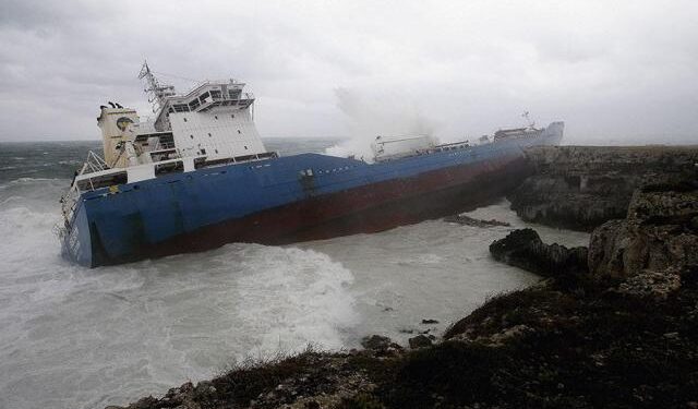 Italia busca desencallar un buque varado en las costas sicilianas