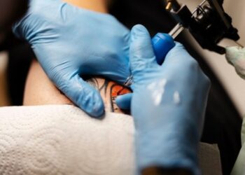 “Me arruinaste la cara”: Le hicieron un tatuaje en el rostro y explotó de furia por el diseño (VIDEO)