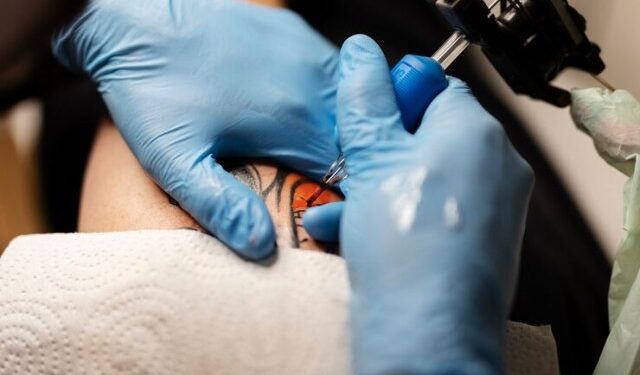 “Me arruinaste la cara”: Le hicieron un tatuaje en el rostro y explotó de furia por el diseño (VIDEO)