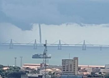 Enorme tromba apareció sobre el Lago de Maracaibo (Imágenes)