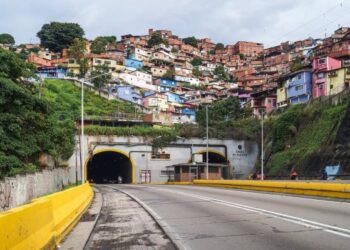Ambulancia conducida por GNB provocó accidente frente al túnel La Planicie (Video)