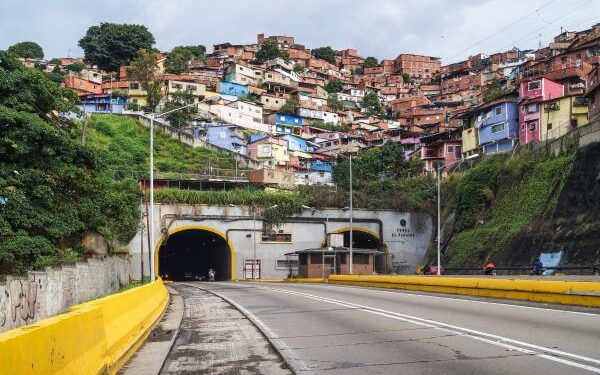 Ambulancia conducida por GNB provocó accidente frente al túnel La Planicie (Video)