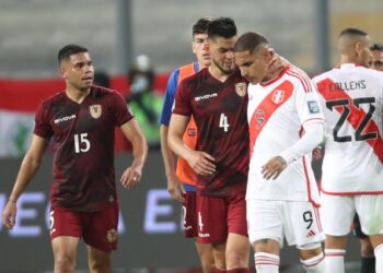 EN VIDEO: Policía peruana arremetió y golpeó a jugadores de la Vinotinto al término del partido