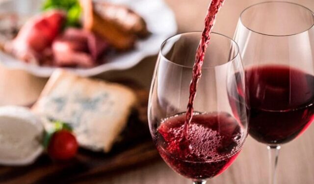 ¿Por qué algunas personas tienen dolor de cabeza cuando beben vino tinto?
