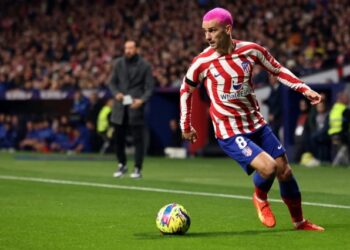 Griezmann homenajea a Luis Aragonés con una camiseta a su llegada al estadio