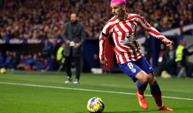 Griezmann homenajea a Luis Aragonés con una camiseta a su llegada al estadio