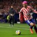 Griezmann homenajea a Luis Aragonés con una camiseta a su llegada al estadio