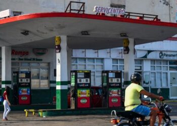 Dictadura cubana subirá precio a combustibles y acabará con subsidios alimenticios
