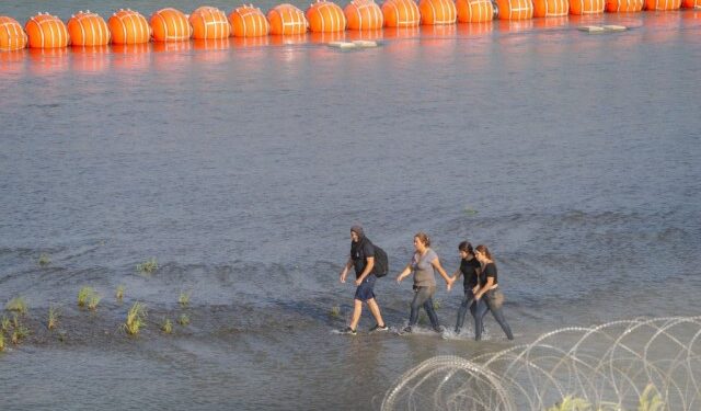 El revés legal que sufrió Texas por la barrera de boyas en la frontera con México
