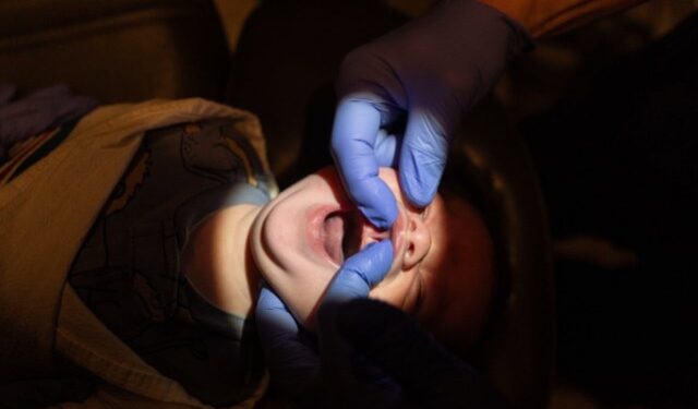 El floreciente negocio de cortar la lengua de los bebés en Idaho