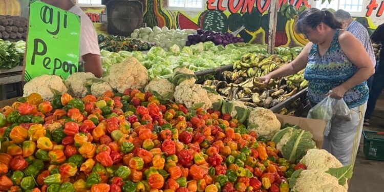 La inflación de Venezuela mejora, pero aún está entre las más altas del mundo