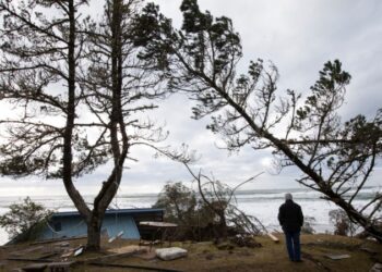 Fuertes lluvias y vientos invernales azotan noreste de EEUU