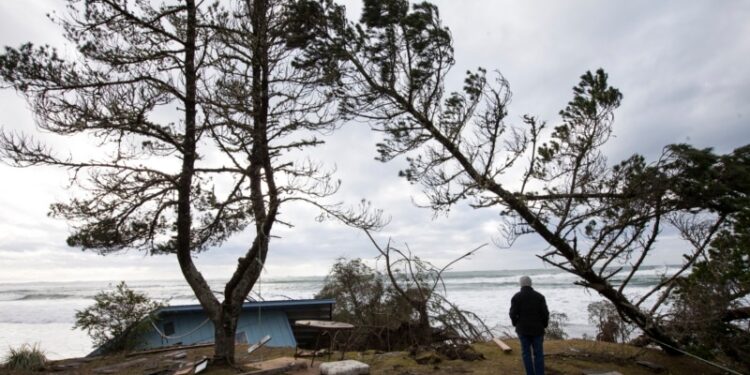 Fuertes lluvias y vientos invernales azotan noreste de EEUU