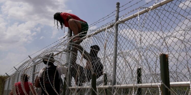 Corte bloquea intento del gobierno de EEUU de retirar alambrada fronteriza en Texas