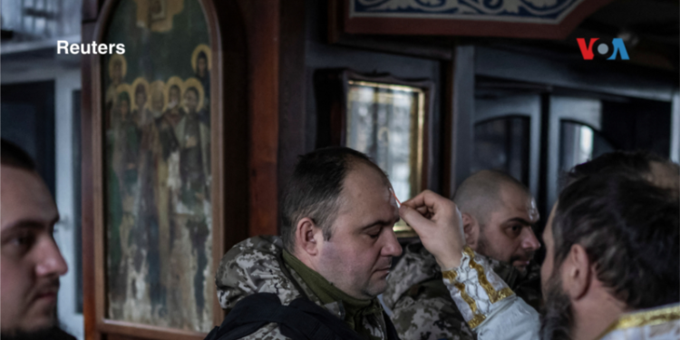 En fotos: Soldados ucranianos celebran su primera Navidad en medio de la invasión de Rusia