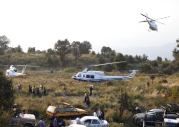 Mueren tres personas al estrellarse helicóptero de empresa estatal eléctrica en el centro de México