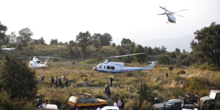 Mueren tres personas al estrellarse helicóptero de empresa estatal eléctrica en el centro de México