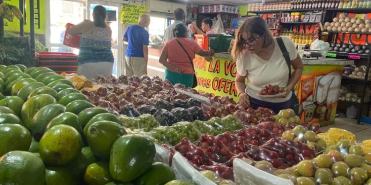 El salario mínimo en Venezuela se estancó en 2023 en menos de 4 dólares