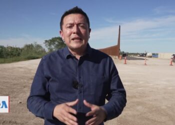 Gobernador de Texas firma nueva ley que criminaliza migrantes