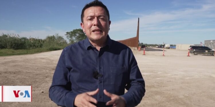 Gobernador de Texas firma nueva ley que criminaliza migrantes