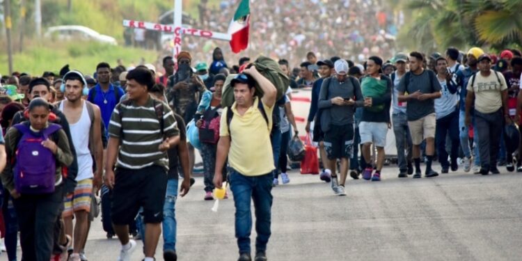 Caravana de migrantes avanza por el sur de México en plena Navidad