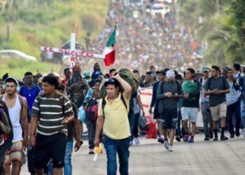 Miles de hondureños participan en la caravana migrante de Navidad que recorre México