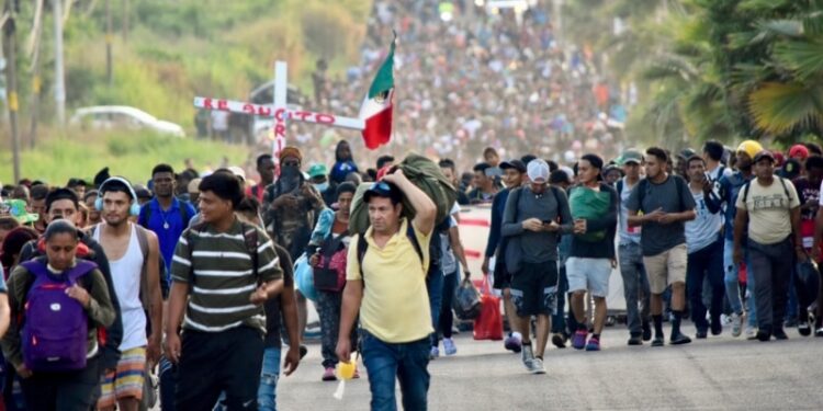Miles de hondureños participan en la caravana migrante de Navidad que recorre México