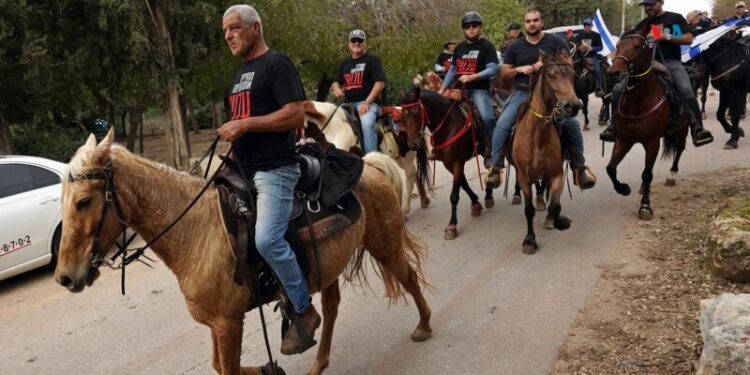 Cabalgan en Israel por el regreso a casa de rehenes de Hamás