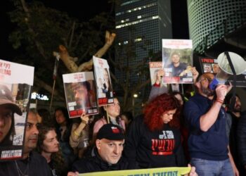 Manifestantes en Tel Aviv exigen que Israel negocie la liberación de rehenes