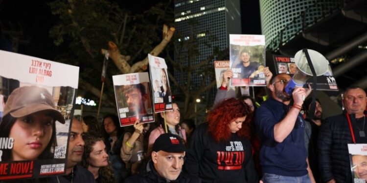 Manifestantes en Tel Aviv exigen que Israel negocie la liberación de rehenes
