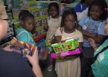 Bancos de juguetes navideños en Miami para que ningún niño se quede sin regalo