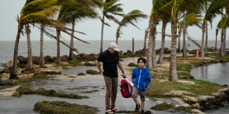 Se registran fuertes lluvias y vientos durante el fin de semana en Florida