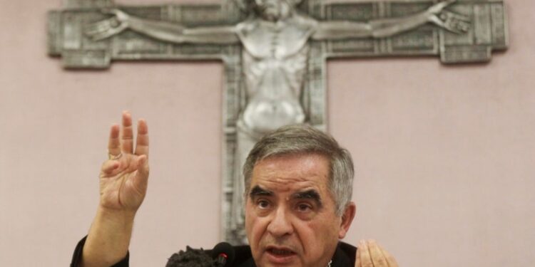 Tribunal del Vaticano condena a cardenal por malversación en juicio sobre finanzas