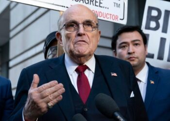 Jurado concede 148 millones a funcionarias electorales de Georgia en demanda contra Giuliani