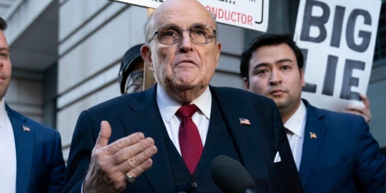 Jurado concede 148 millones a funcionarias electorales de Georgia en demanda contra Giuliani