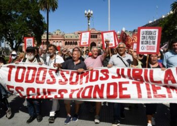 Argentina: Miles de manifestantes desafían el ajuste de Milei