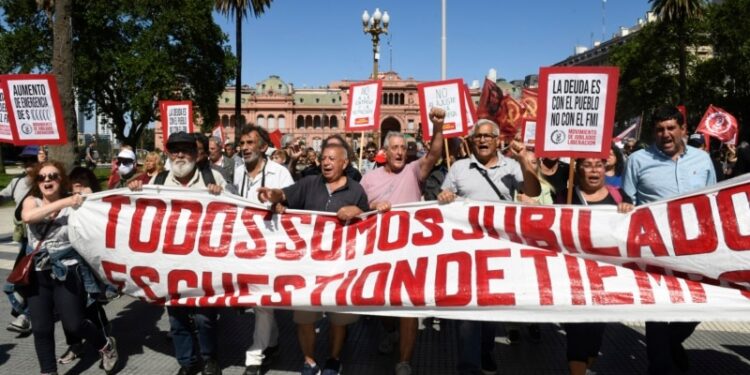 Argentina: Miles de manifestantes desafían el ajuste de Milei
