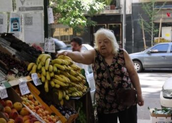«Se viene lo peor»: pensionada prevé mayor inflación en Argentina tras paquete económico de Milei