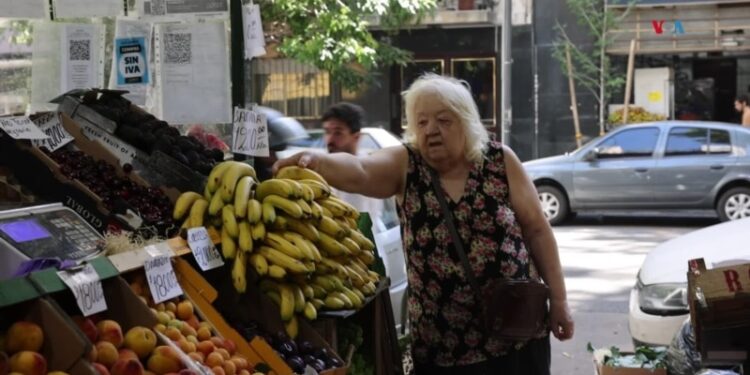 «Se viene lo peor»: pensionada prevé mayor inflación en Argentina tras paquete económico de Milei