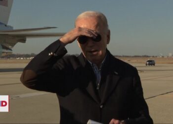 Biden enfrenta críticas por intercambiar presos con Maduro