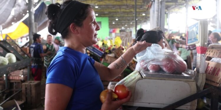 ¿Qué opinan en Argentina de la terapia de shock de Milei y cómo se vive la crisis y la subida de precios?